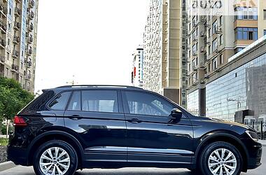 Внедорожник / Кроссовер Volkswagen Tiguan 2017 в 