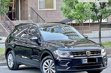 Внедорожник / Кроссовер Volkswagen Tiguan 2017 в 