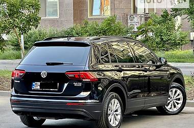 Внедорожник / Кроссовер Volkswagen Tiguan 2017 в 