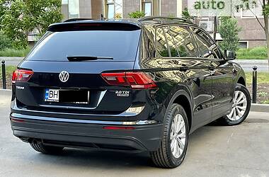 Внедорожник / Кроссовер Volkswagen Tiguan 2017 в 