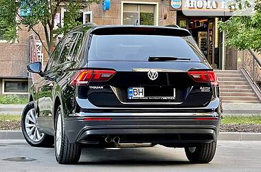 Внедорожник / Кроссовер Volkswagen Tiguan 2017 в 