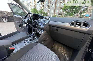 Внедорожник / Кроссовер Volkswagen Tiguan 2017 в 