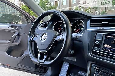 Внедорожник / Кроссовер Volkswagen Tiguan 2017 в 