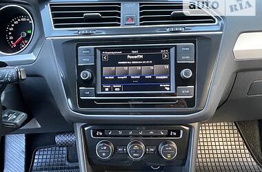 Внедорожник / Кроссовер Volkswagen Tiguan 2017 в 