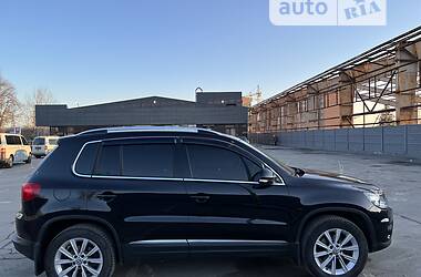 Внедорожник / Кроссовер Volkswagen Tiguan 2015 в 