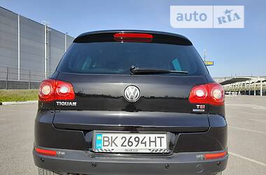 Внедорожник / Кроссовер Volkswagen Tiguan 2010 в Ровно