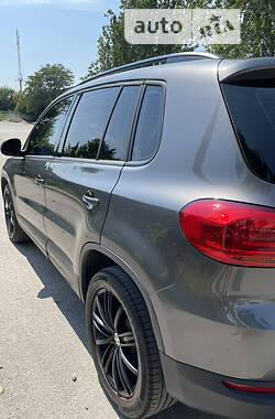 Внедорожник / Кроссовер Volkswagen Tiguan 2016 в 