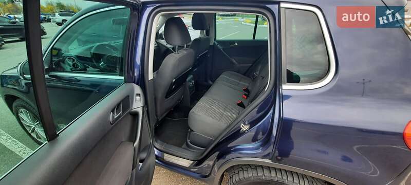 Внедорожник / Кроссовер Volkswagen Tiguan 2011 в Вишневом