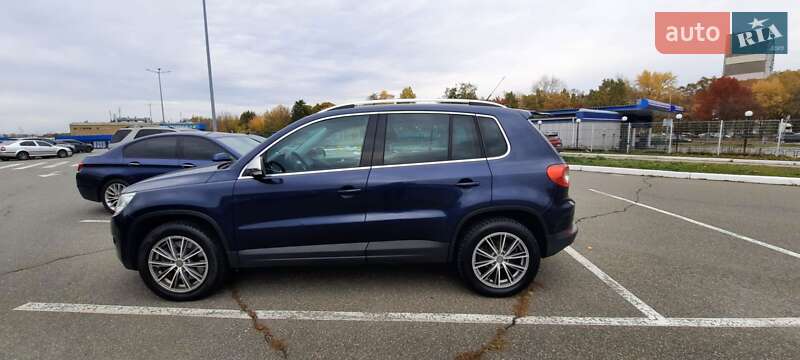 Внедорожник / Кроссовер Volkswagen Tiguan 2011 в Вишневом
