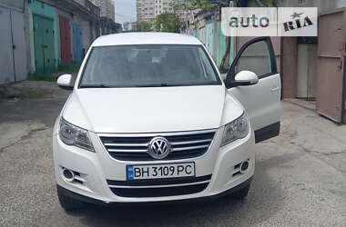 Внедорожник / Кроссовер Volkswagen Tiguan 2010 в Черноморске