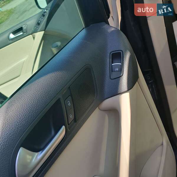 Внедорожник / Кроссовер Volkswagen Tiguan 2015 в Каменец-Подольском