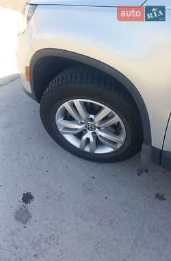 Внедорожник / Кроссовер Volkswagen Tiguan 2011 в 