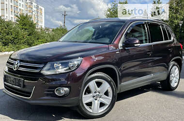 Внедорожник / Кроссовер Volkswagen Tiguan 2013 в Вишневом