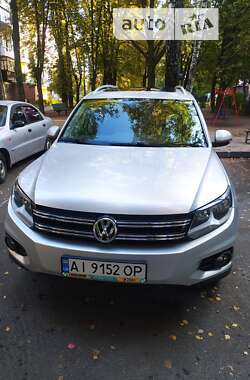 Внедорожник / Кроссовер Volkswagen Tiguan 2012 в Вишневом