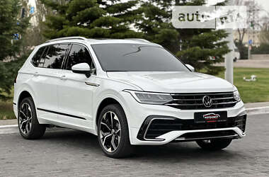 Позашляховик / Кросовер Volkswagen Tiguan 2022 в 