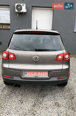 Внедорожник / Кроссовер Volkswagen Tiguan 2010 в 