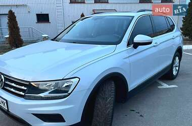 Внедорожник / Кроссовер Volkswagen Tiguan 2018 в 