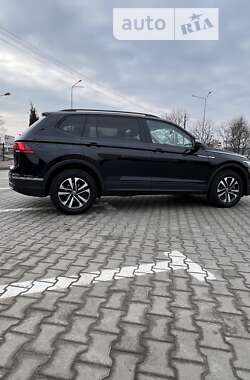 Внедорожник / Кроссовер Volkswagen Tiguan 2022 в Киеве