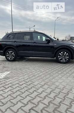 Внедорожник / Кроссовер Volkswagen Tiguan 2022 в Киеве