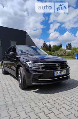 Внедорожник / Кроссовер Volkswagen Tiguan 2022 в Хмельницком