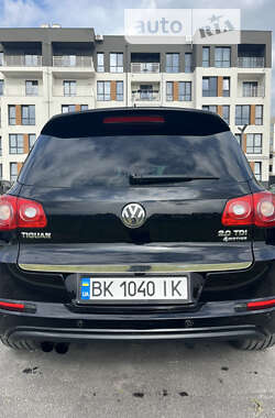 Внедорожник / Кроссовер Volkswagen Tiguan 2010 в Ровно