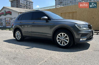 Внедорожник / Кроссовер Volkswagen Tiguan 2017 в 