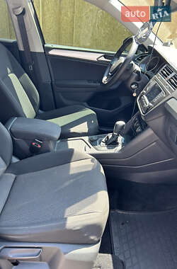 Внедорожник / Кроссовер Volkswagen Tiguan 2017 в 