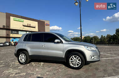 Позашляховик / Кросовер Volkswagen Tiguan 2011 в Харкові