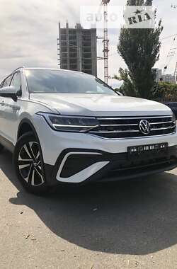 Внедорожник / Кроссовер Volkswagen Tiguan 2023 в Киеве