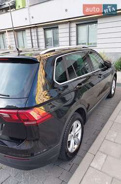 Внедорожник / Кроссовер Volkswagen Tiguan 2019 в 