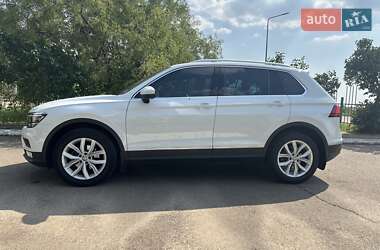 Внедорожник / Кроссовер Volkswagen Tiguan 2017 в 
