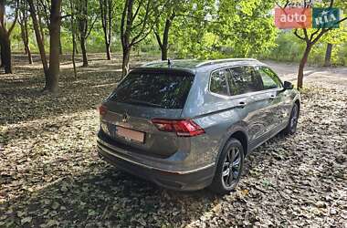 Внедорожник / Кроссовер Volkswagen Tiguan 2022 в 