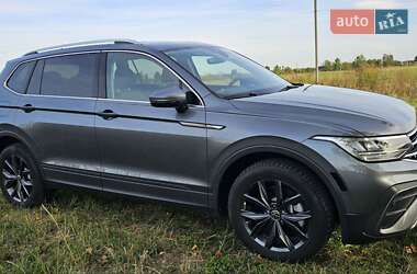 Внедорожник / Кроссовер Volkswagen Tiguan 2022 в 
