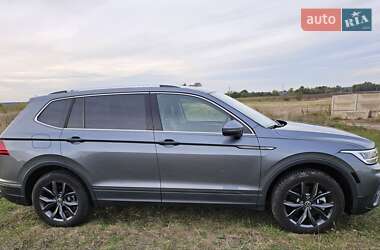 Внедорожник / Кроссовер Volkswagen Tiguan 2022 в 