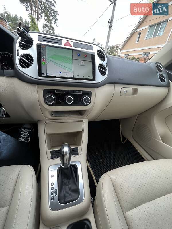 Внедорожник / Кроссовер Volkswagen Tiguan 2010 в Ирпене