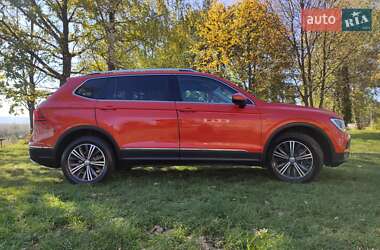 Внедорожник / Кроссовер Volkswagen Tiguan 2017 в 