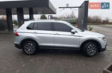Позашляховик / Кросовер Volkswagen Tiguan 2022 в 