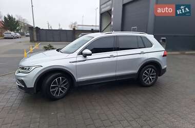Позашляховик / Кросовер Volkswagen Tiguan 2022 в 