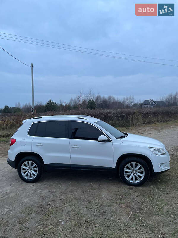 Внедорожник / Кроссовер Volkswagen Tiguan 2011 в Новояворовске