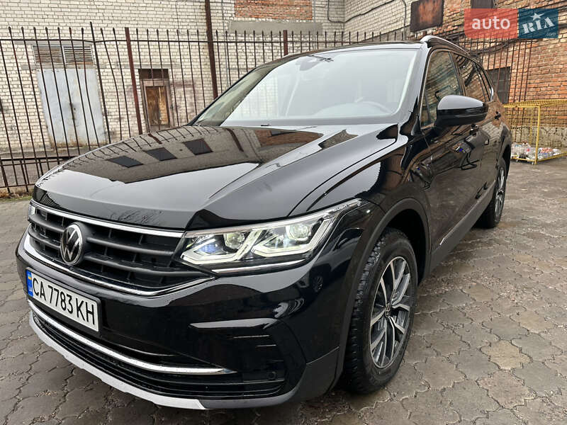 Внедорожник / Кроссовер Volkswagen Tiguan 2021 в 