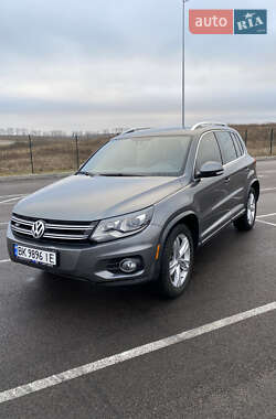 Внедорожник / Кроссовер Volkswagen Tiguan 2015 в Ровно