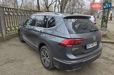 Внедорожник / Кроссовер Volkswagen Tiguan 2017 в 