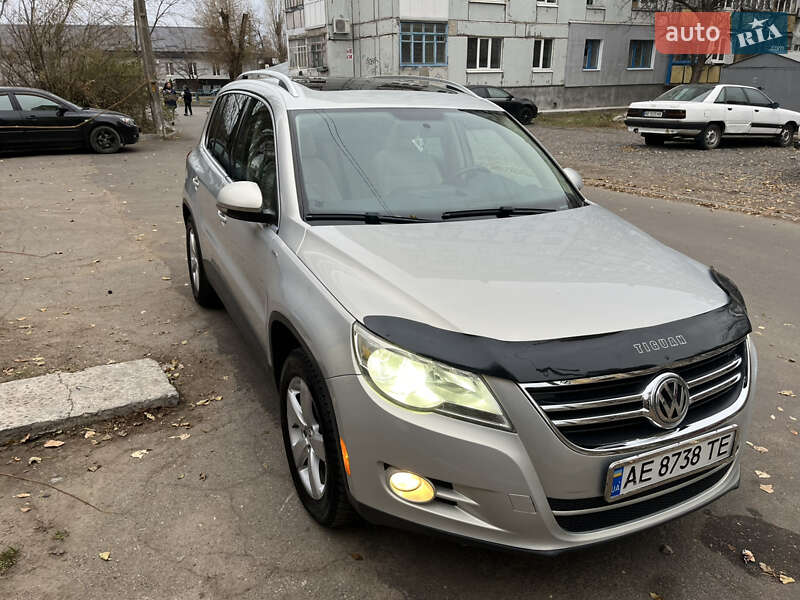 Внедорожник / Кроссовер Volkswagen Tiguan 2010 в Новомосковске