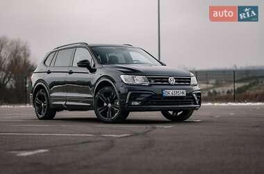 Внедорожник / Кроссовер Volkswagen Tiguan 2019 в 