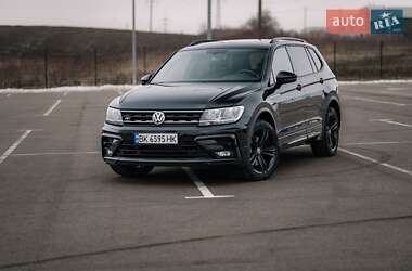 Внедорожник / Кроссовер Volkswagen Tiguan 2019 в 