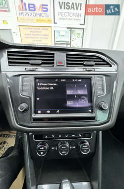Внедорожник / Кроссовер Volkswagen Tiguan 2017 в 