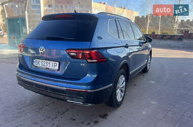 Внедорожник / Кроссовер Volkswagen Tiguan 2017 в Ровно