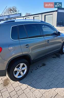 Внедорожник / Кроссовер Volkswagen Tiguan 2010 в Городке