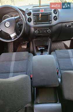 Внедорожник / Кроссовер Volkswagen Tiguan 2010 в Городке