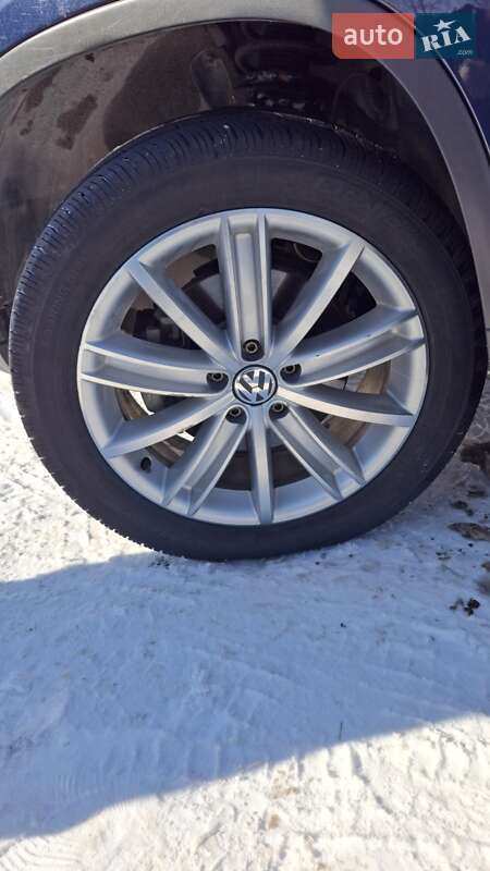 Внедорожник / Кроссовер Volkswagen Tiguan 2015 в Ворзеле